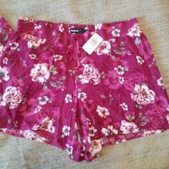 torrid Pants - Torrid Floral Shorts 💖NWT 💖 sz 2 (18/20)